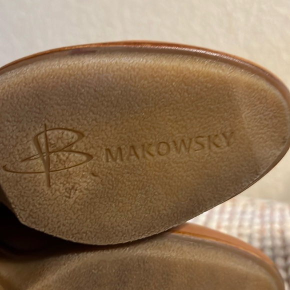 B. Makowsky Boots in Size 9. - Picture 6 of 9